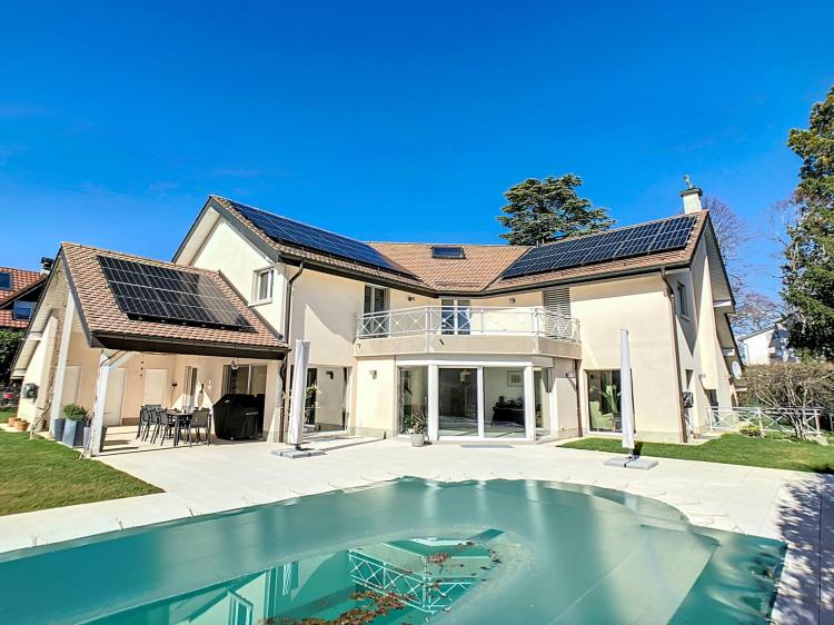 Superb villa with swimming pool and garage