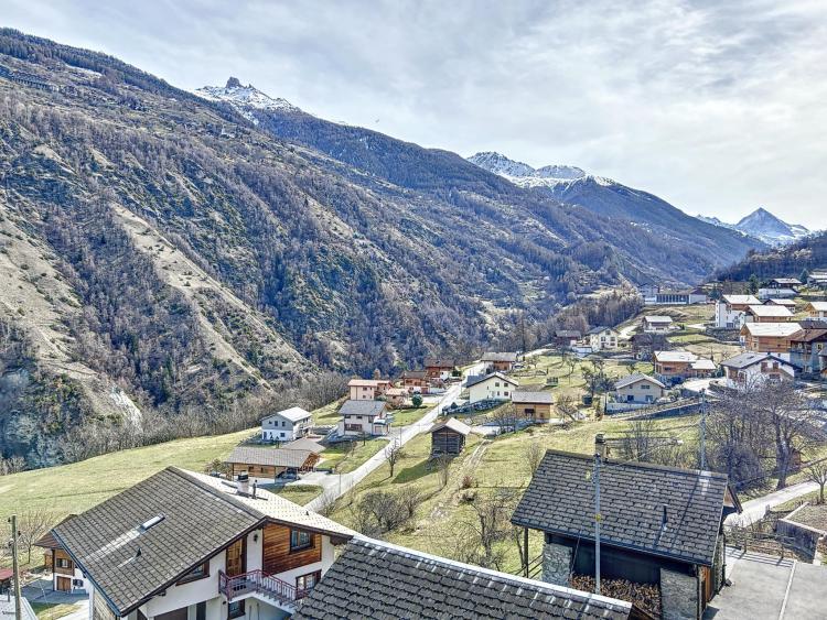 Charm and authenticity for this 3.5 room apartment with panoramic view on the Alps