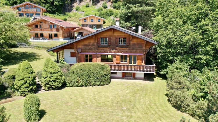 Chalet accompanied by a building plot with a beautiful view of the mountains