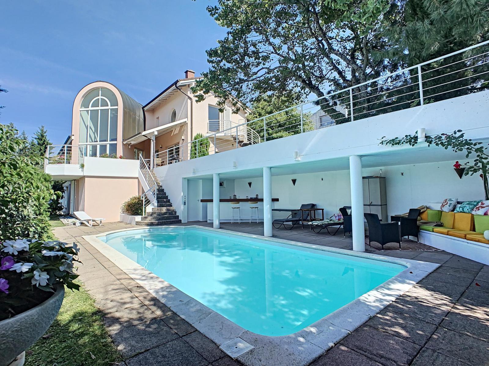 Detached property of 330 m² with lake view