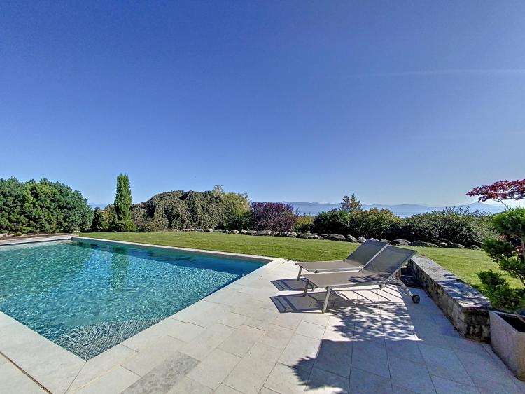 Superb property with swimming pool and stunning views