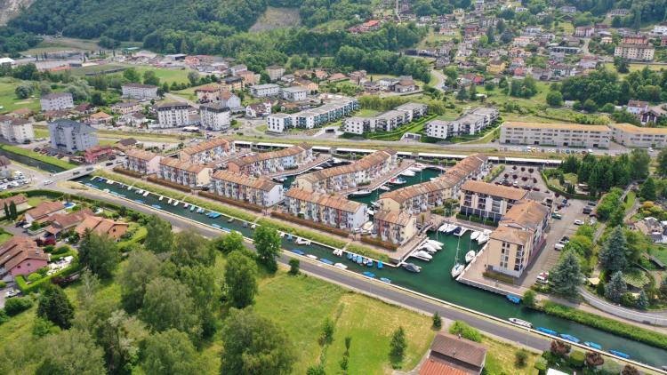In the heart of the Marina: 7.5 room detached house with garden and mooring space