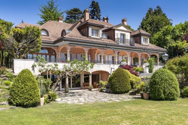 Magnificent master property with a large park and lake view