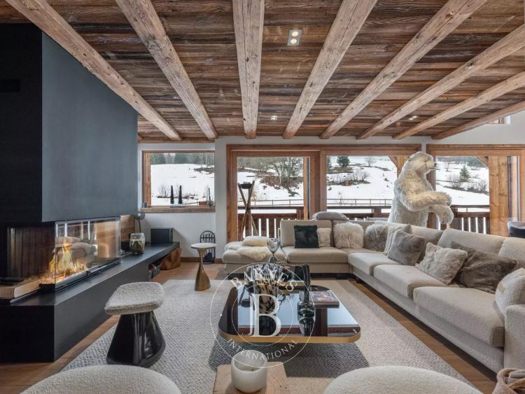 Ne manquez pas cette opportunité unique d’acquérir un chalet d’exception dans l’une des stations les plus prisées des Alpes À quelques minutes du centre de Megève, ce chalet de 312 m2 de surface totale offre un cadre raffiné alliant charme alpin, moderni