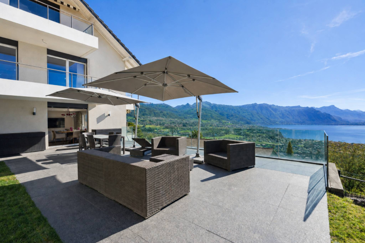 Villa-style duplex with breathtaking lake views