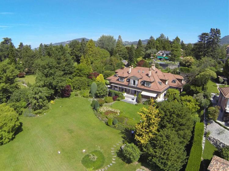 Splendid manor house, with a vast park and breathtaking views of the lake