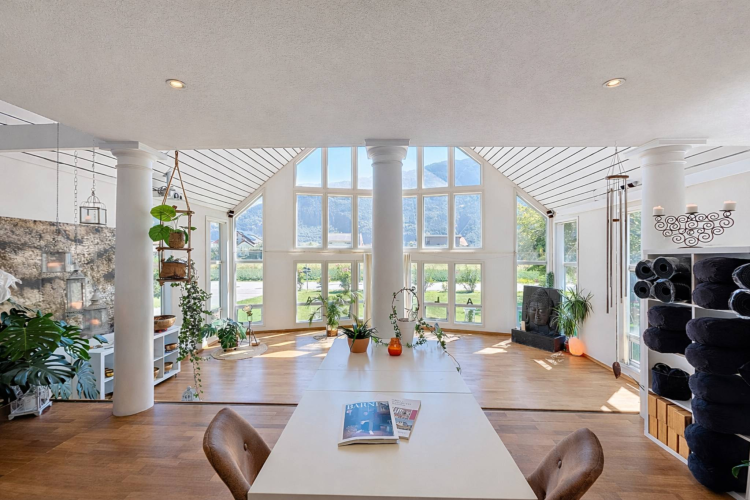 Canadian house in the heart of a green setting