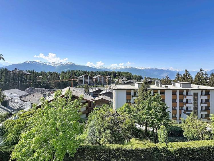 Stunning 5.5-Room Apartment With Panoramic Alpine Views Just Steps From the Center