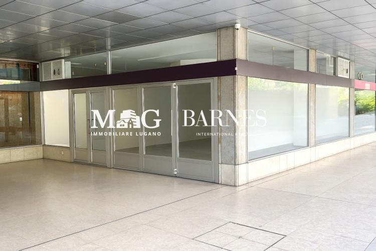 Lugano Centro: Lakefront store with 3 windows