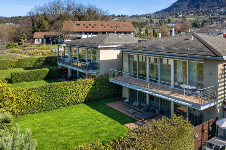 Beautiful semi-detached villa located in a quiet and secure residential area!