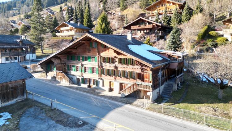 Traditional half chalet to be renovated, with adjoining barn