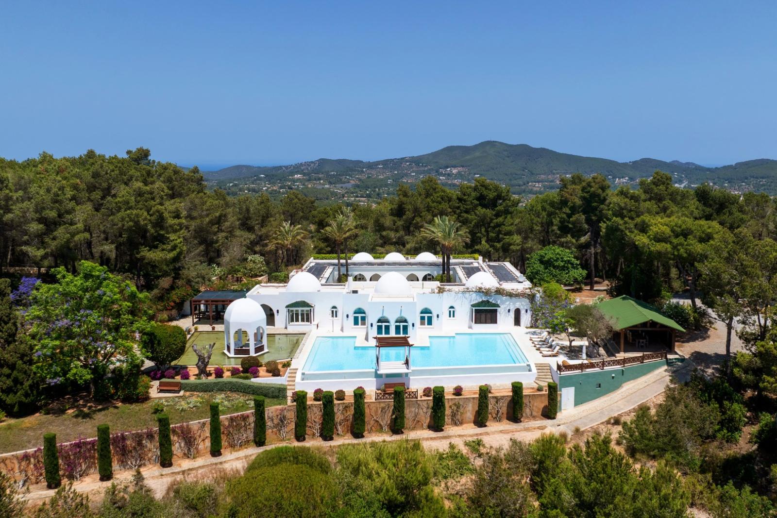 2LGuc_el_palacio-blanco-ibiza-luxury-villa-for-sale-exclusive-blakstad_1_grand_1_.jpg