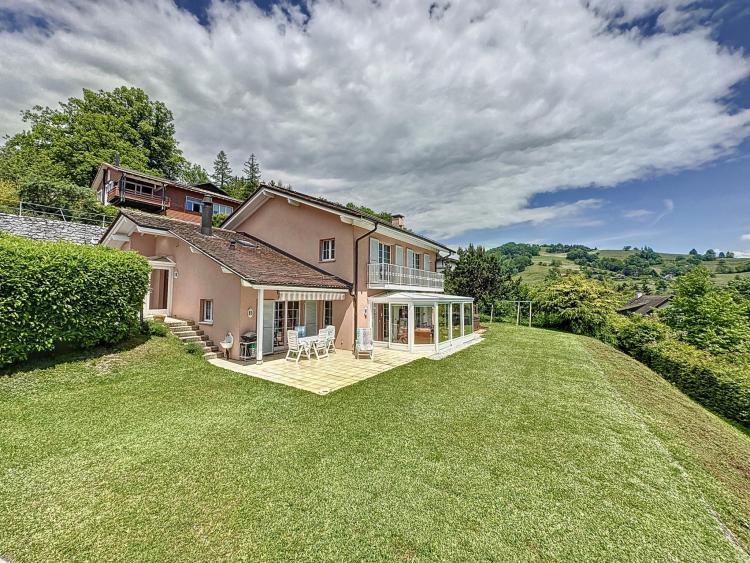 Detached villa of 230m² with panoramic view.