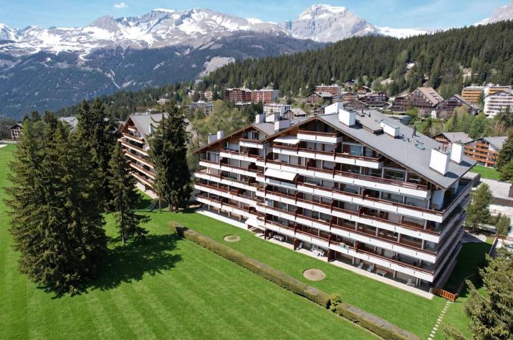 6.5-ROOM PENTHOUSE APARTMENT FACING THE GOLF COURSE WITH STUNNING VIEWS + STUDIO