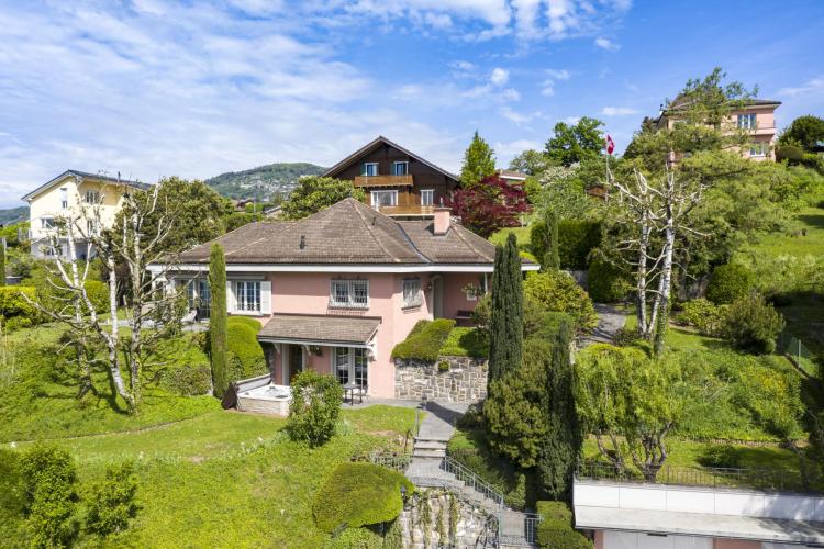 Superb detached villa with magnificent views of the lake and the Alps! 