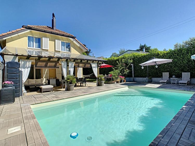 Beautiful semi-detached villa by the garage with swimming pool 