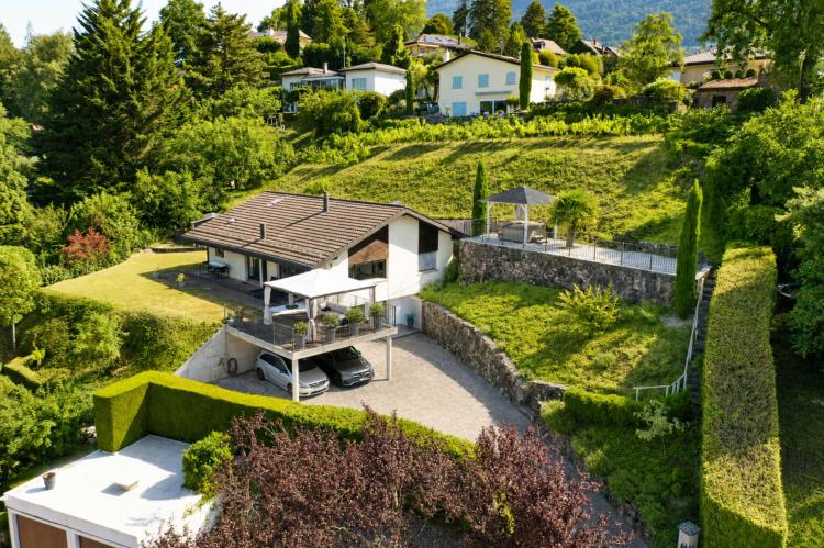 Detached property with lake view and large plot