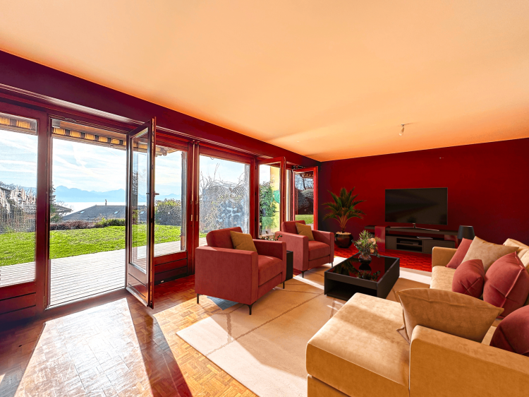 200m² villa with panoramic view of Lake Geneva.
