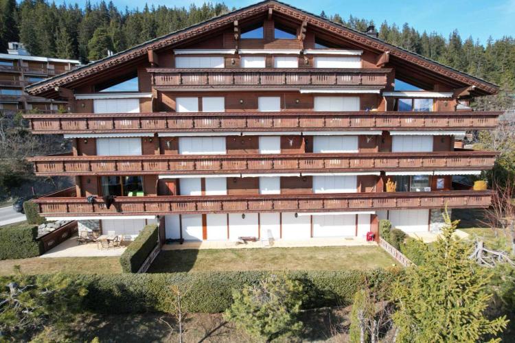 Stunning 5.5-Room Apartment With Panoramic Alpine Views Just Steps From the Center