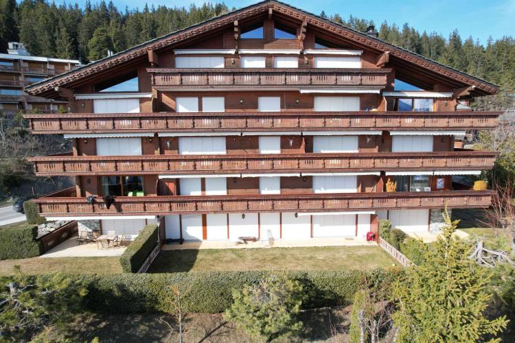 Stunning 5.5-Room Apartment With Panoramic Alpine Views Just Steps From the Center