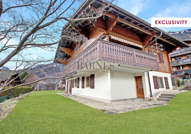 Lovely chalet, in the heart of the village with 2 apartments.