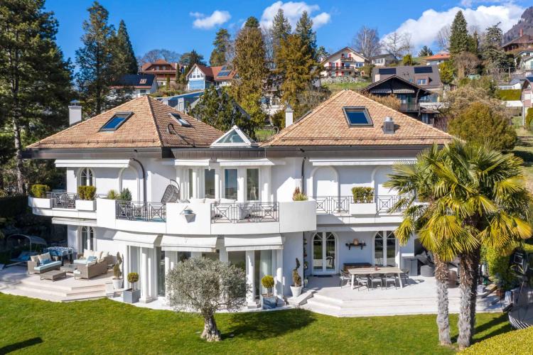 Exceptional 8.5-Room Property with Panoramic Views and Pool