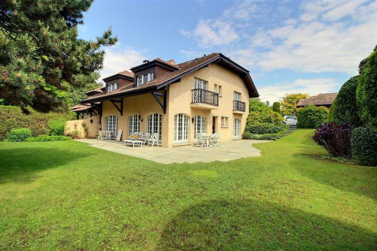 Beautiful semi-detached villa with access to the lake