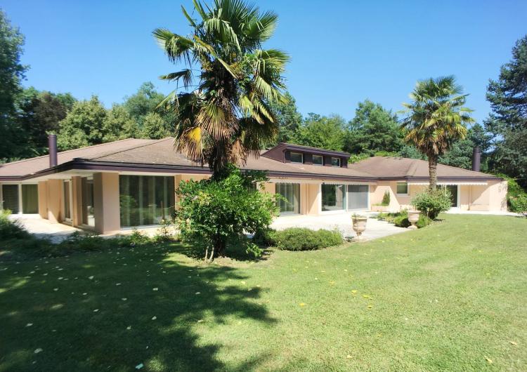 Single-storey property of 550 m² situated on nearly 10,000 m²