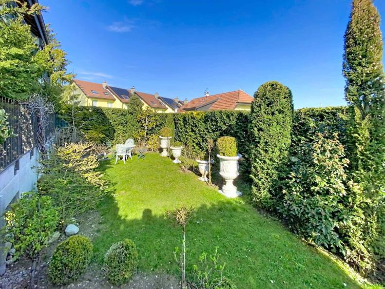 SUPERB APARTMENT WITH LARGE GARDEN, TERRACE AND VIEWS OF THE LAKE AND THE ALPS