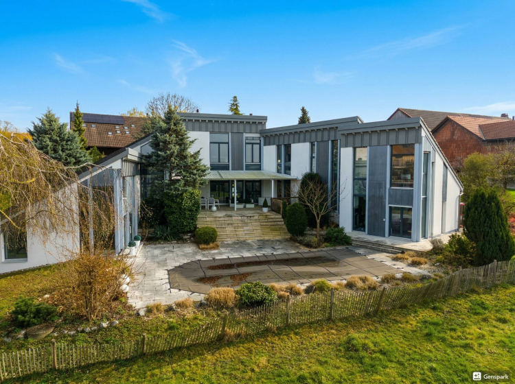 Contemporary architect-designed villa with 7.5 rooms and a swimming pool