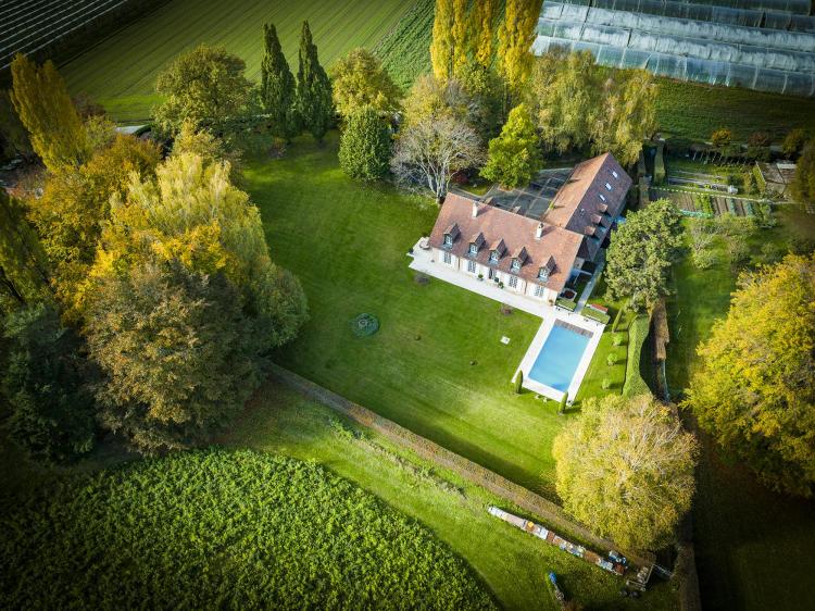 Discreet property (5,350 m² of land) with open view and swimming pool