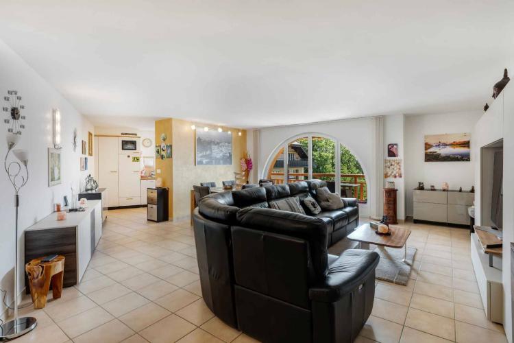 Spacious Apartment with 120 sqm of Weighted Floor Area in a Peaceful Setting
