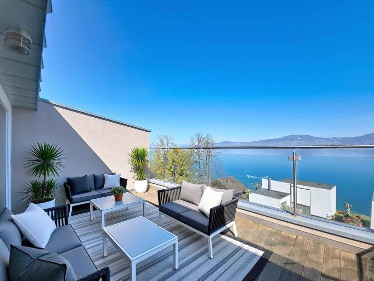 Bright attic apartment with stunning lake views