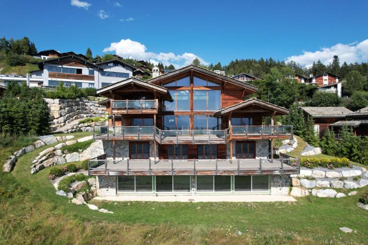 MAGNIFICENT CHALET WITH PANORAMIC VIEW (SOLD UNFINISHED)