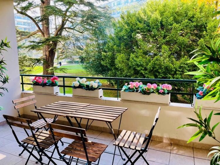 En exclusivité : Elégant appartement traversant de 3 pièces rénové avec balcons