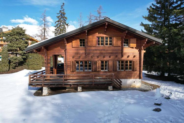 CHARMING 7.5-ROOM CHALET WITH POTENTIAL NEAR THE CENTER OF CRANS