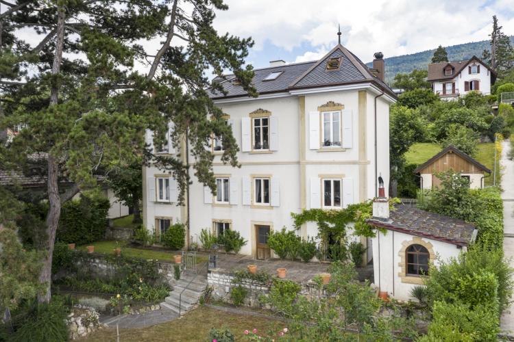 Mansion with 3.5 room outbuilding in the town of Neuchâtel