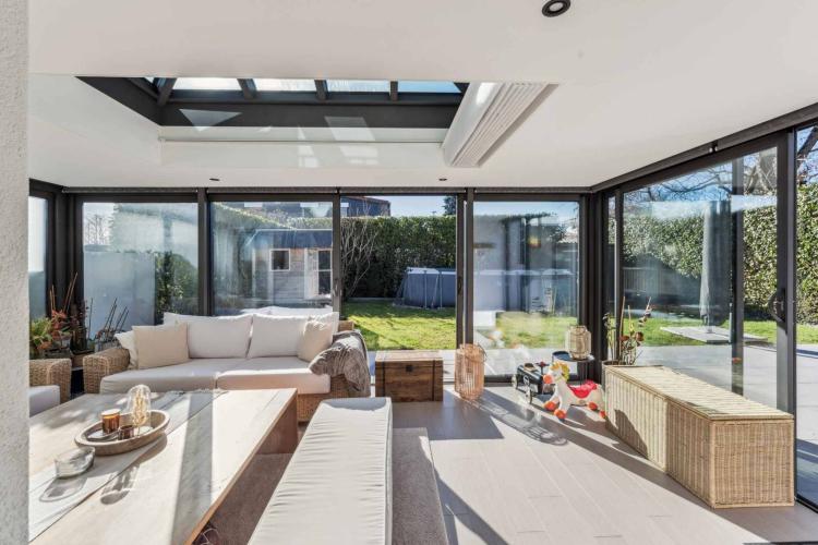 Exclusive listing: Magnificent semi-detached villa in absolute peace and quiet