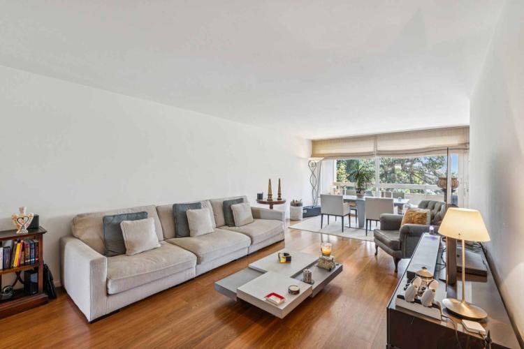 Exclusive! Beautiful, bright, dual-aspect apartment on a high floor