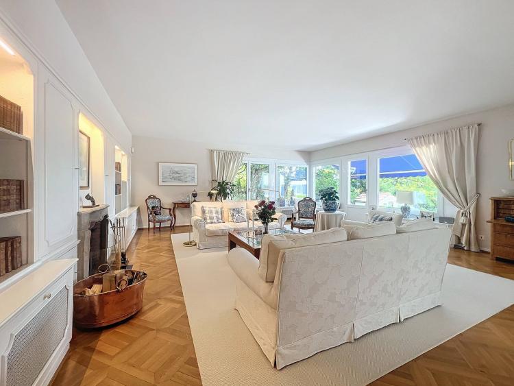 Magnificent environment for this property with view of the lake and Lausanne