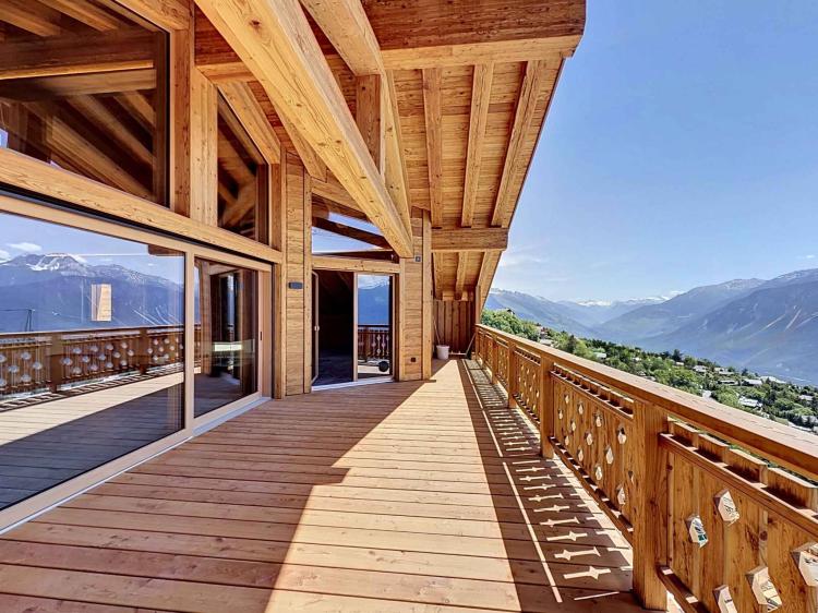 RARE – SPLENDID PENTHOUSE WITH PANORAMIC VIEWS – BRAND NEW