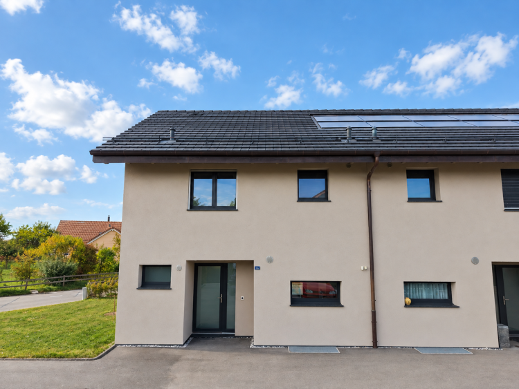 Contemporary semi-detached villa with 5.5 rooms and garden