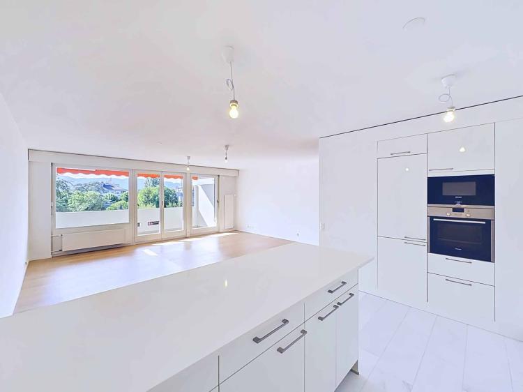 En exclusivité ! Appartement traversant de 4 pièces avec loggia
