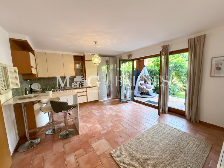 Lugano, Collina d'Oro: 2.5-Room Apartment with 70 meters Patio