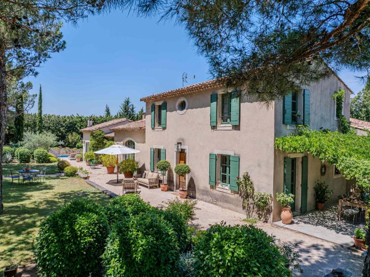 EYGALIERES - CHARMING HOUSE - 4 BEDROOMS - HEATED POOL - A SHORT WALK FROM THE VILLAGE