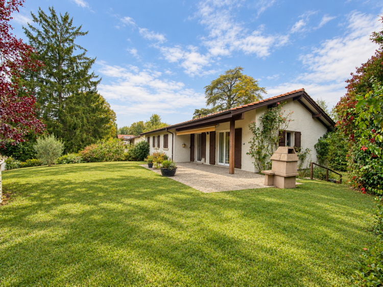 Single-storey family villa, in need of renovation, in a quiet location