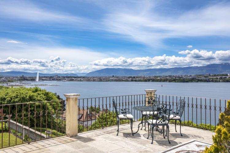 Rare property with a spectacular and panoramic view of the city, the harbor and the lake