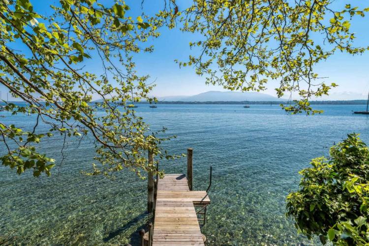 Exceptional waterfront property to renovate