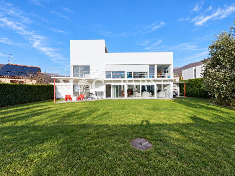Lugano, Dino: Modern villa with garden, terraces and open views