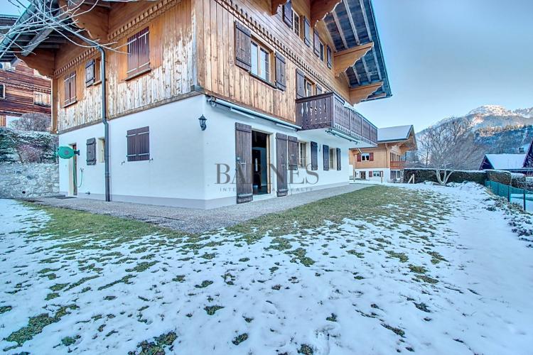 Lovely chalet, in the heart of the village with 2 apartments.